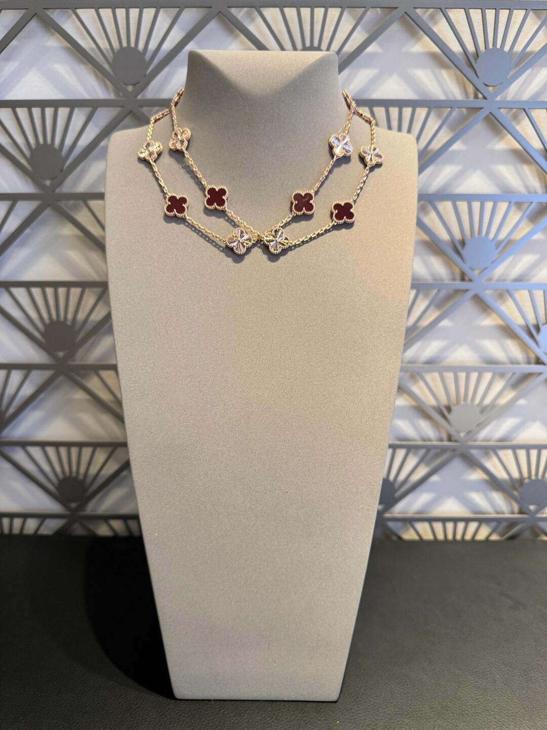 [RAFFINE]CLOVER 20 MOTIFS LASER CARNELIAN NECKLACE