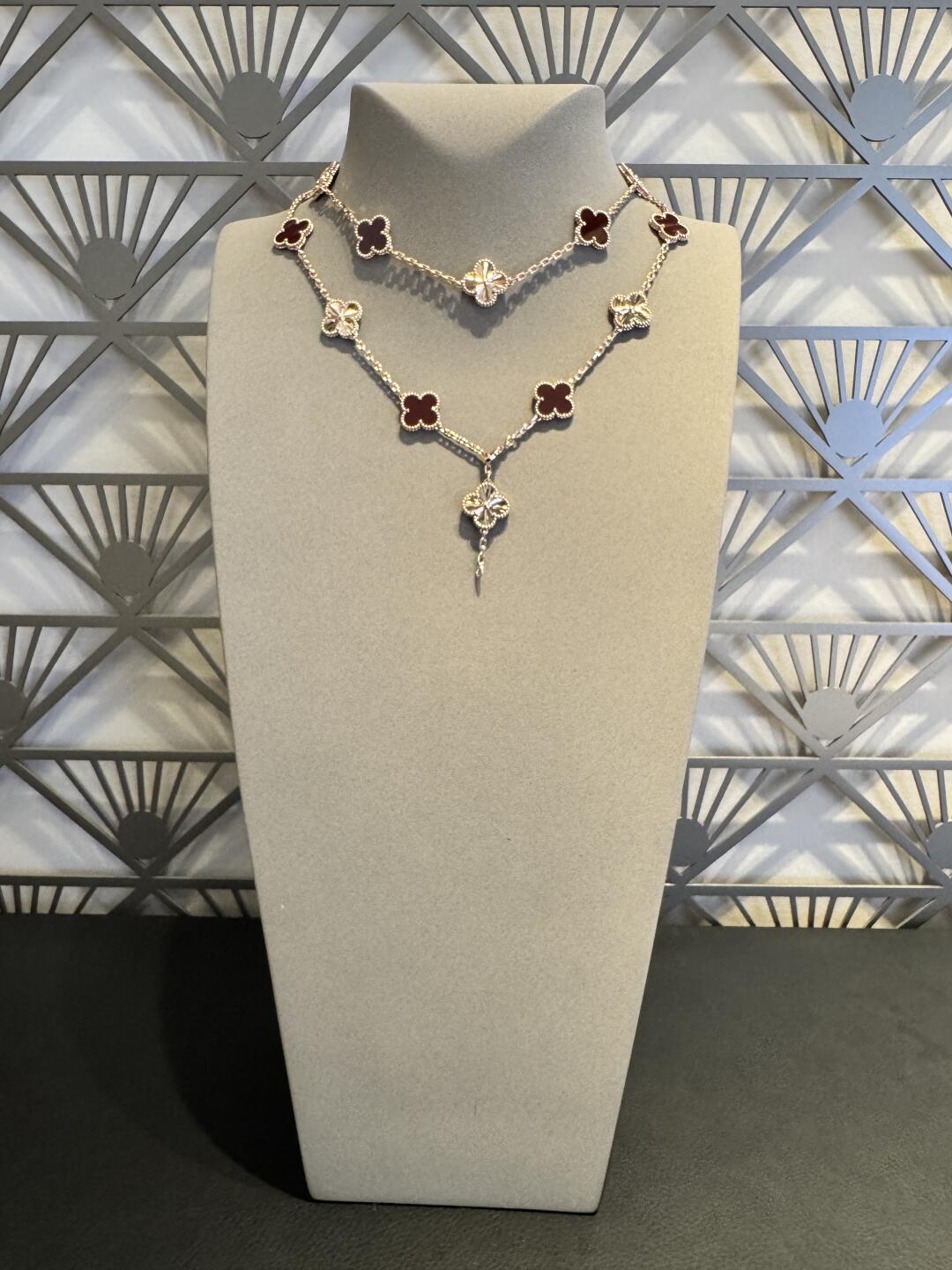 [RAFFINE]CLOVER 20 MOTIFS LASER CARNELIAN NECKLACE
