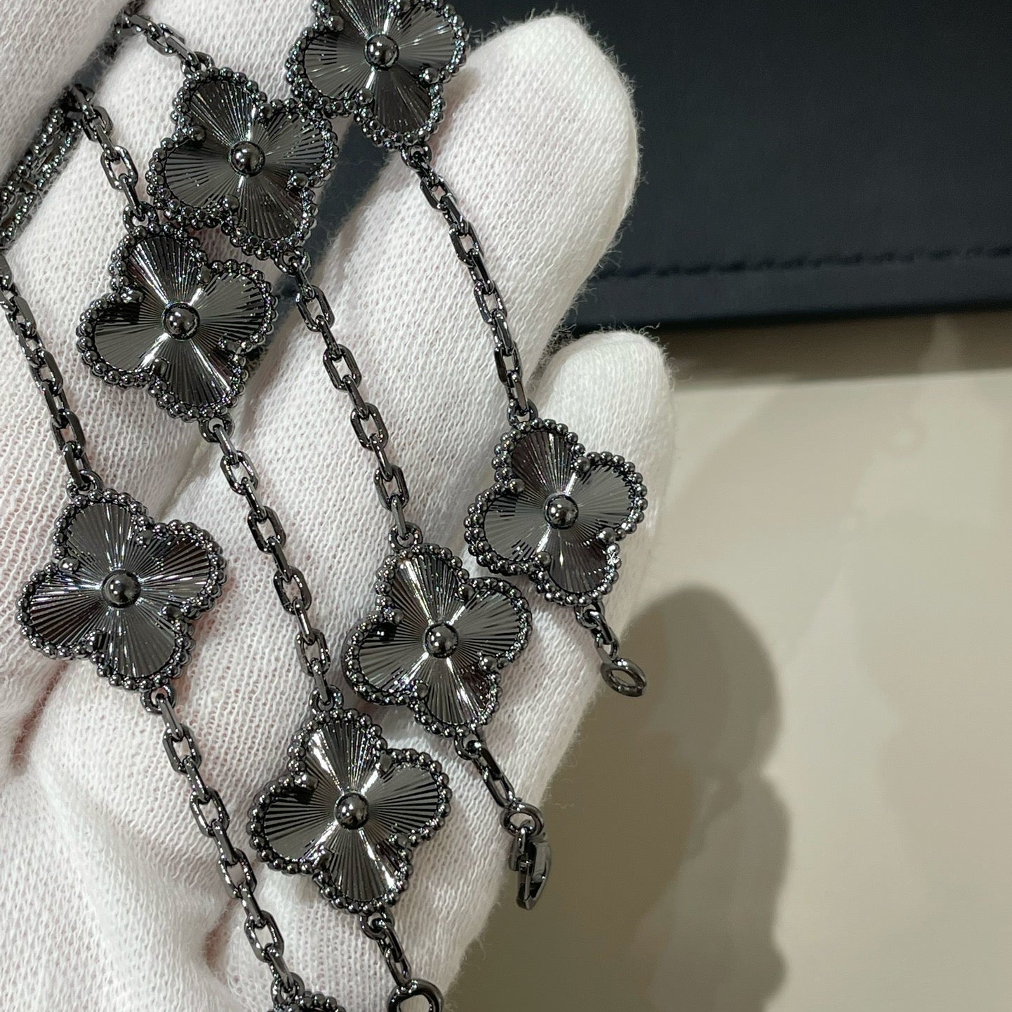 [RAFFINE]CLOVER 5 MOTIF BLACK BRACELET