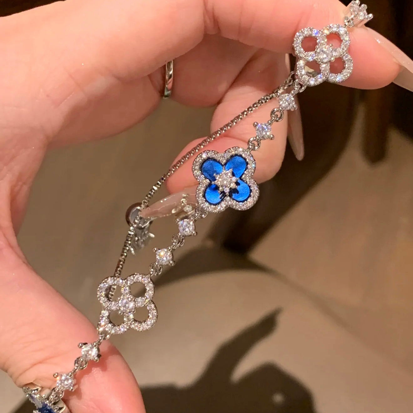[RAFFINE] PULSERA CON 5 MOTIVOS DE TRÉBOL ROSA AZUL ROJO BLANCO 