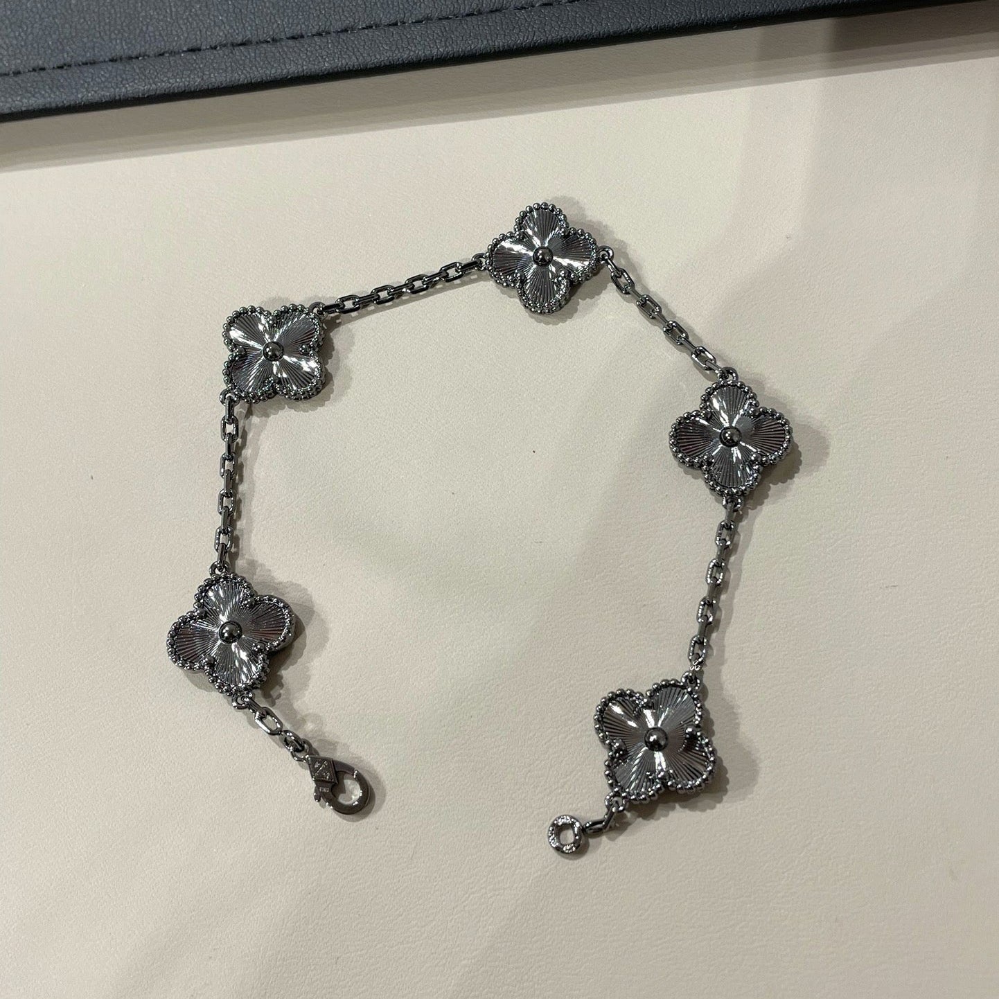 [RAFFINE]CLOVER 5 MOTIF BLACK BRACELET