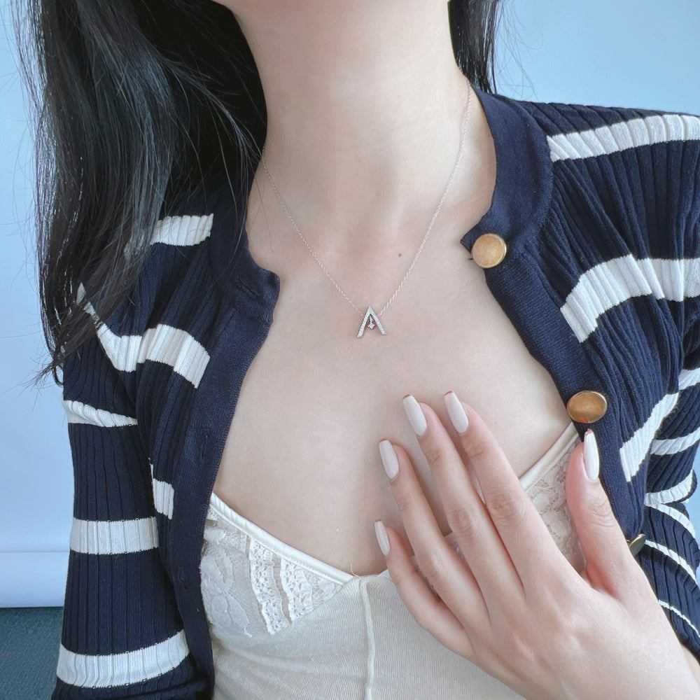 [RAFFINE]Collar brillante en forma de "A"