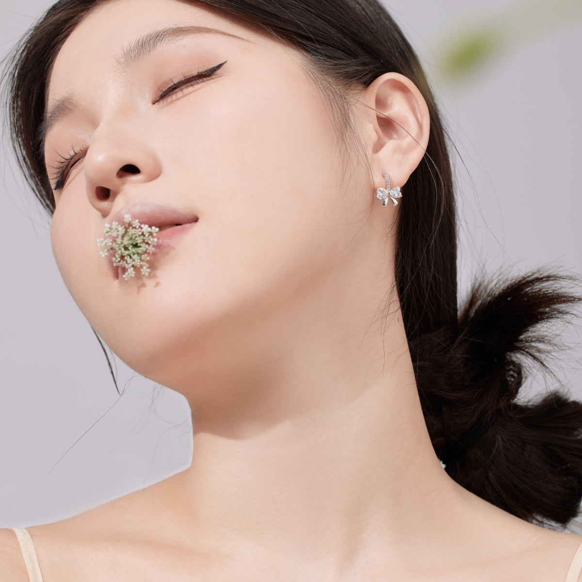 [RAFFINE] Exquisitos pendientes con diseño de lazo en forma de corazón