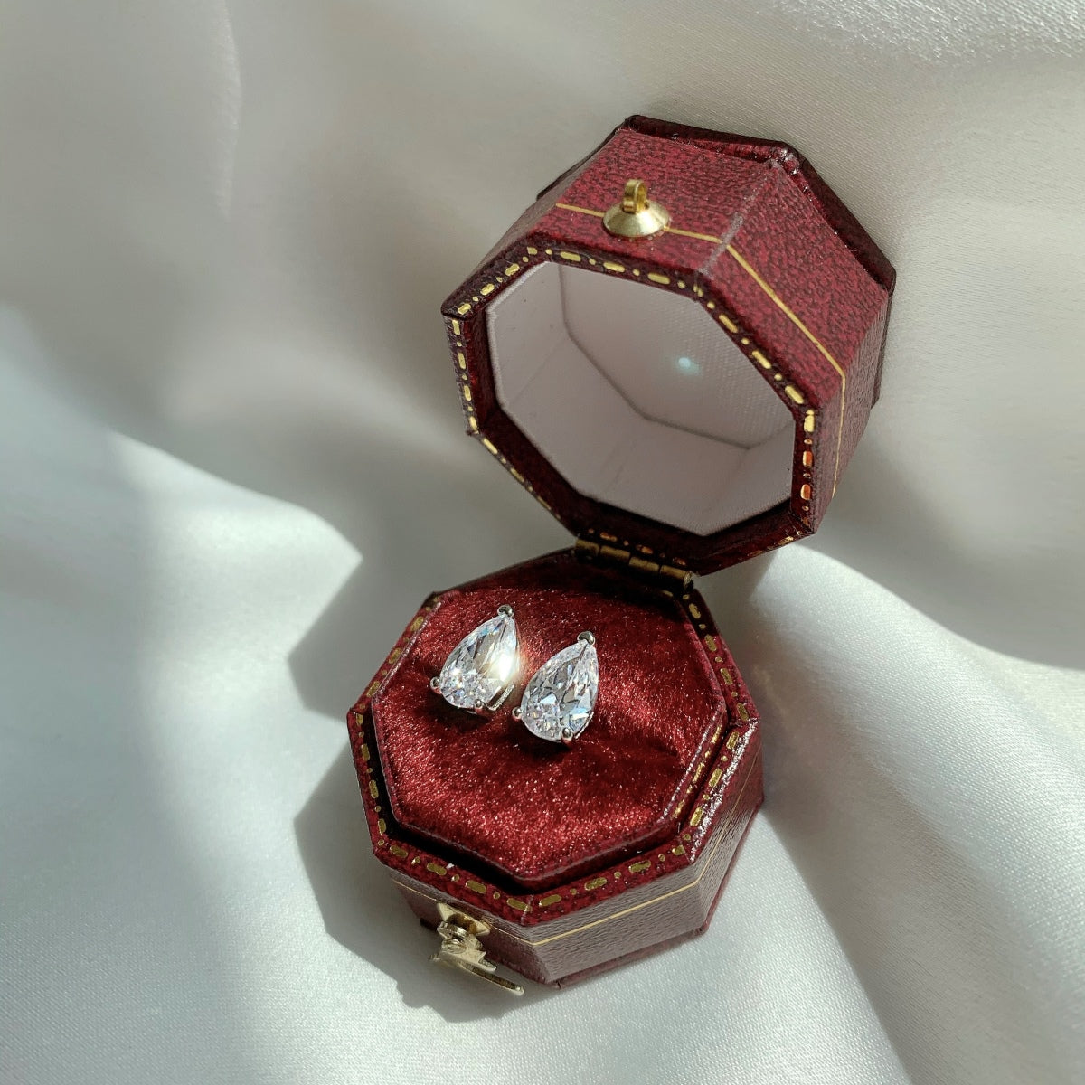 [RAFFINE]Pendientes con forma de gota de agua adornada