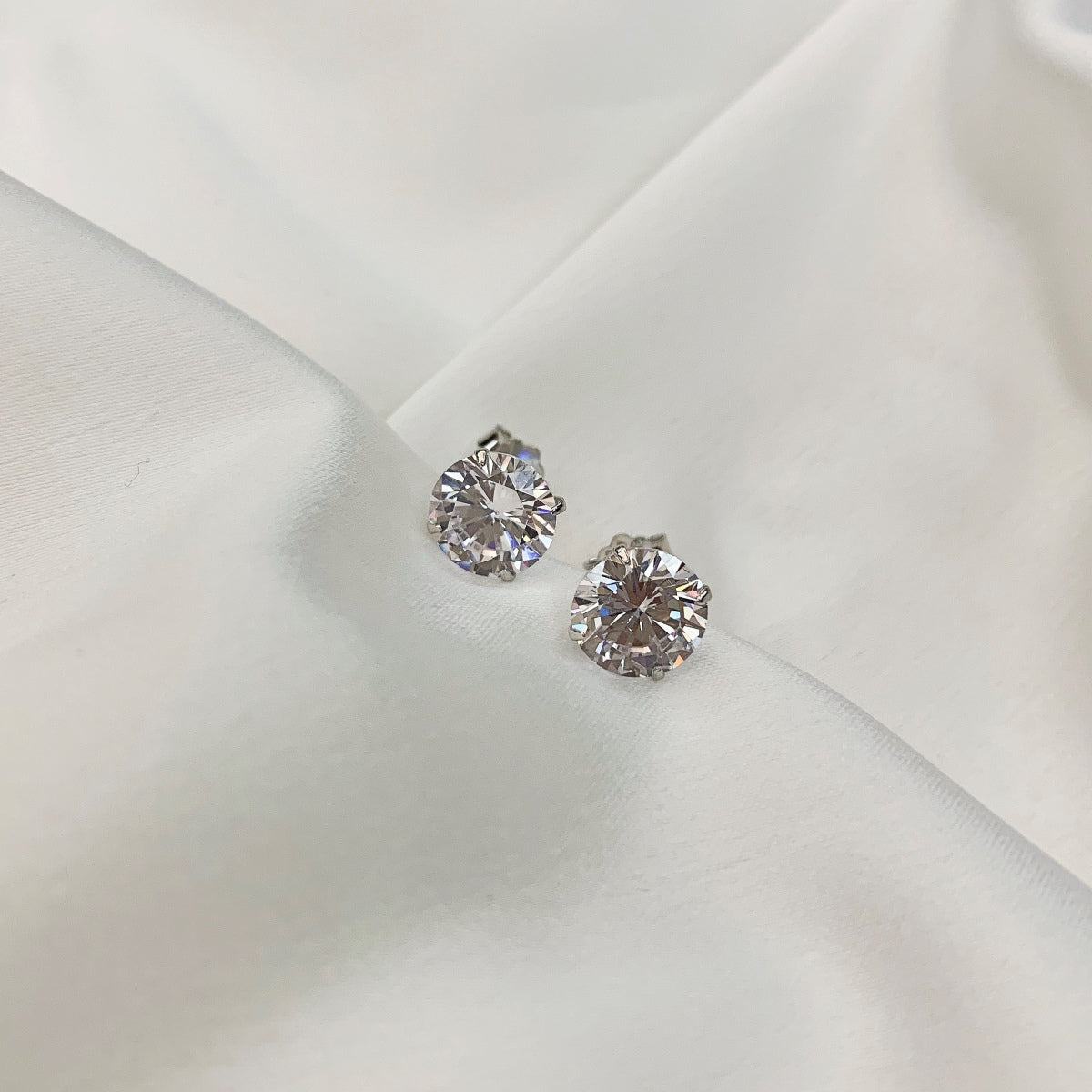 [RAFFINE] Elegantes pendientes con piedra central redonda y brillante