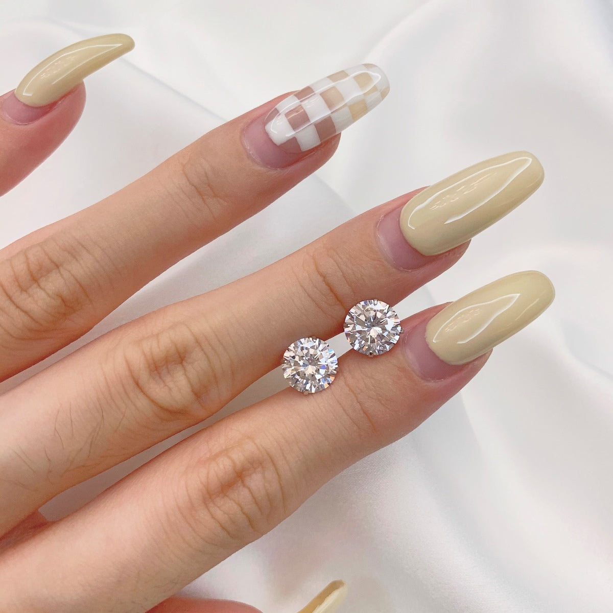 [RAFFINE] Elegantes pendientes con piedra central redonda y brillante