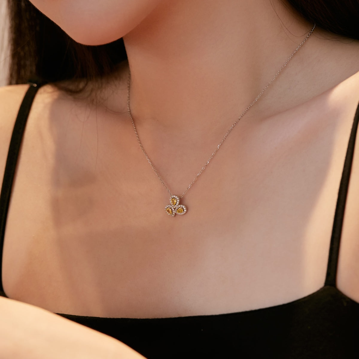 [RAFFINE] Elegante collar con corte de pera y forma de flor