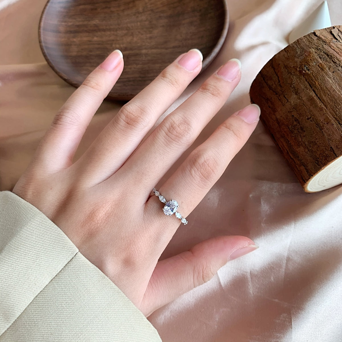 [RAFFINE]0.75 Carat Luxurious Vibrant Elongated Cushion Cut Daily Ring