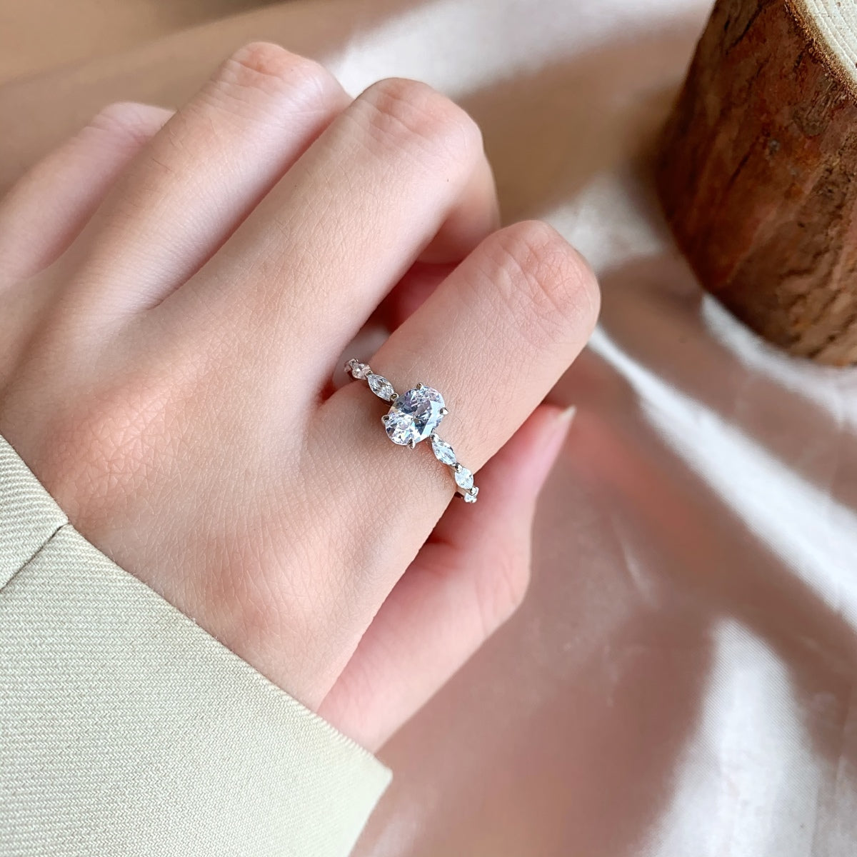 [RAFFINE]0.75 Carat Luxurious Vibrant Elongated Cushion Cut Daily Ring