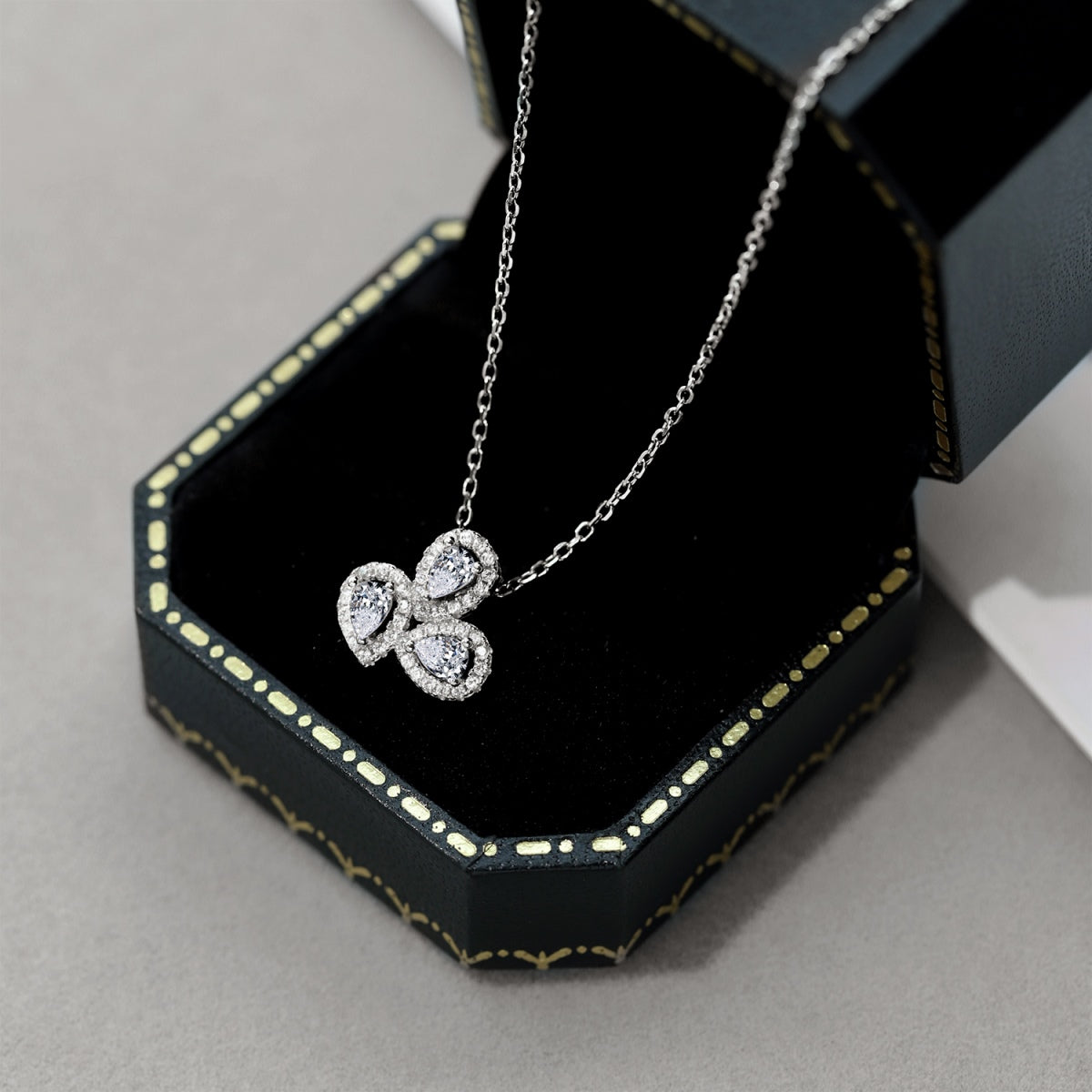 [RAFFINE] Elegante collar con corte de pera y forma de flor