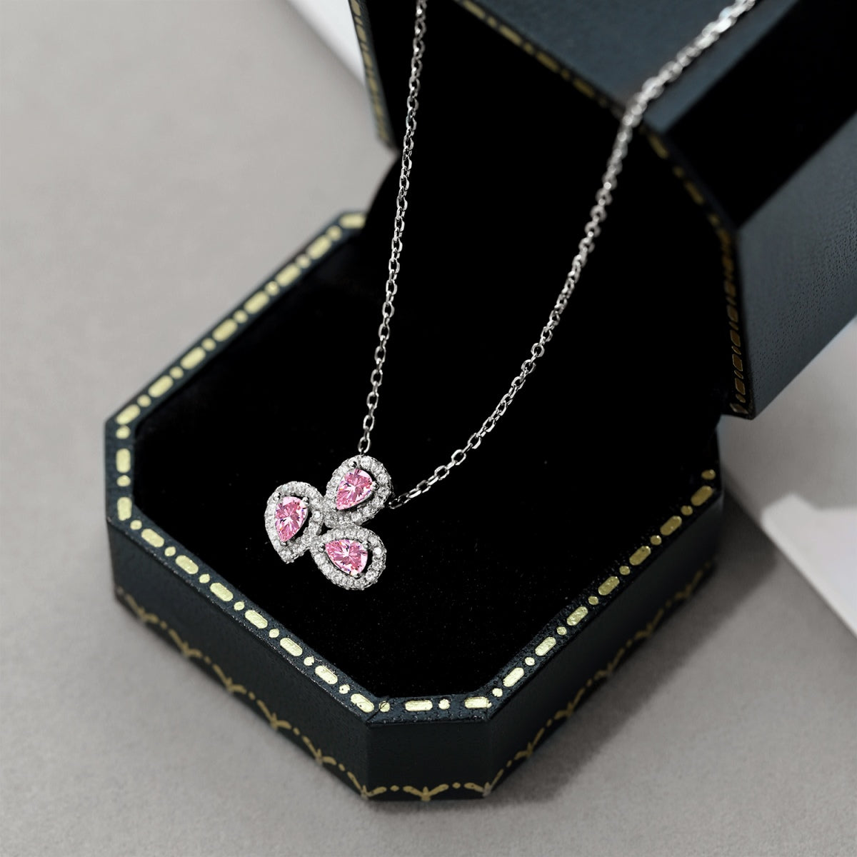 [RAFFINE] Elegante collar con corte de pera y forma de flor