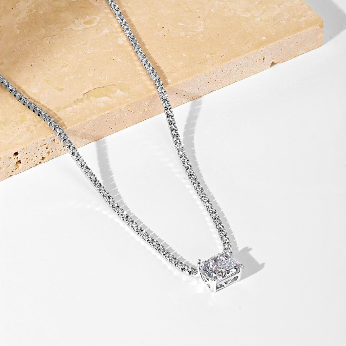 [RAFFINE] Elegante collar de corte radiante de 4,0 quilates