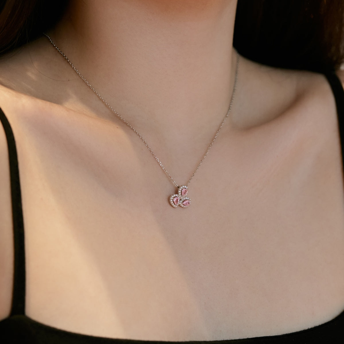 [RAFFINE] Elegante collar con corte de pera y forma de flor
