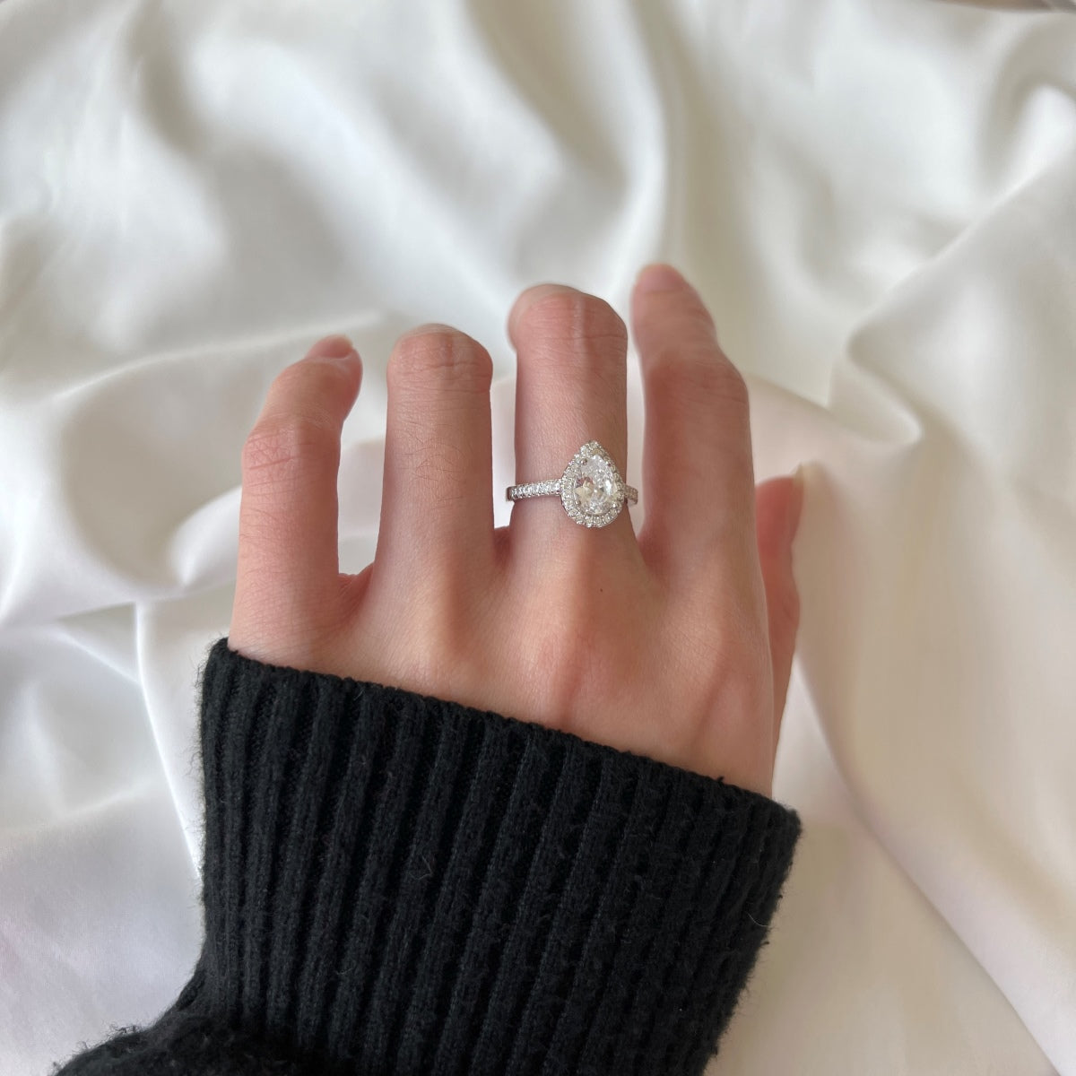 [RAFFINE]1.0 Carat Luxurious Resplendent Water Drop Shape Wedding Ring
