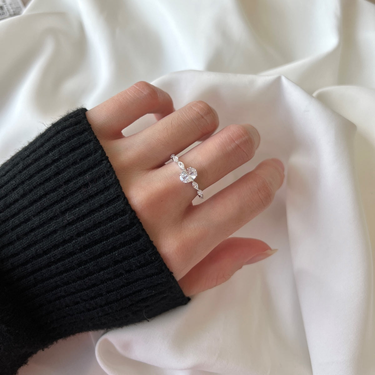 [RAFFINE]0.75 Carat Luxurious Vibrant Elongated Cushion Cut Daily Ring