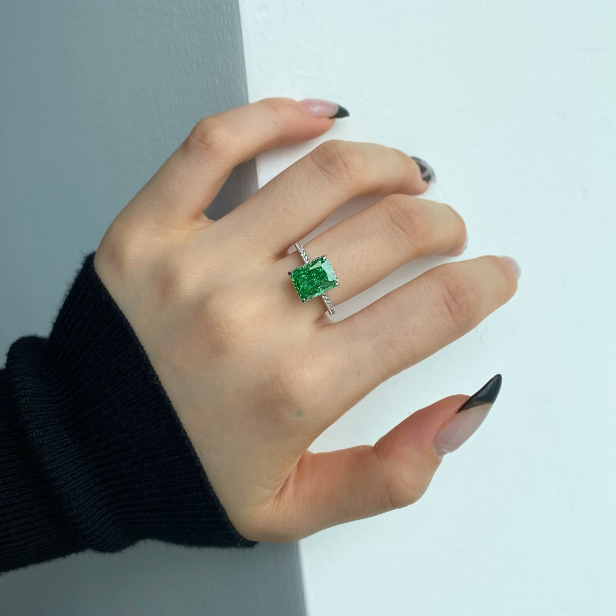 [RAFFINE]4.0 Carat Luxurious Engagement Ring