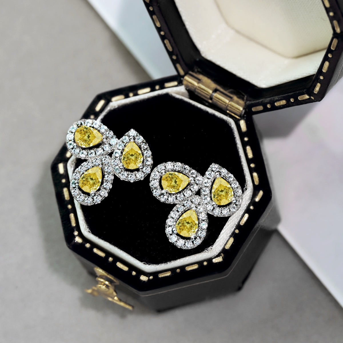 [Raffine]Ornate Flower Shape Pear Cut Lover Earrings
