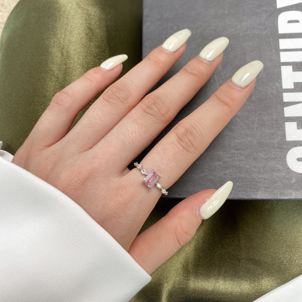 [RAFFINE]1.0 Carat Dainty Resplendent Radiant Cut Daily Ring