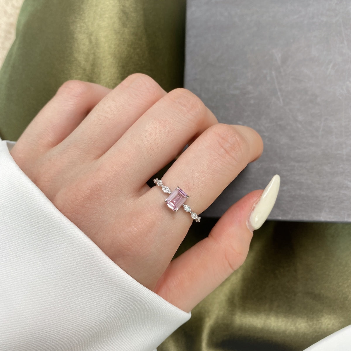 [RAFFINE]1.0 Carat Dainty Resplendent Radiant Cut Daily Ring
