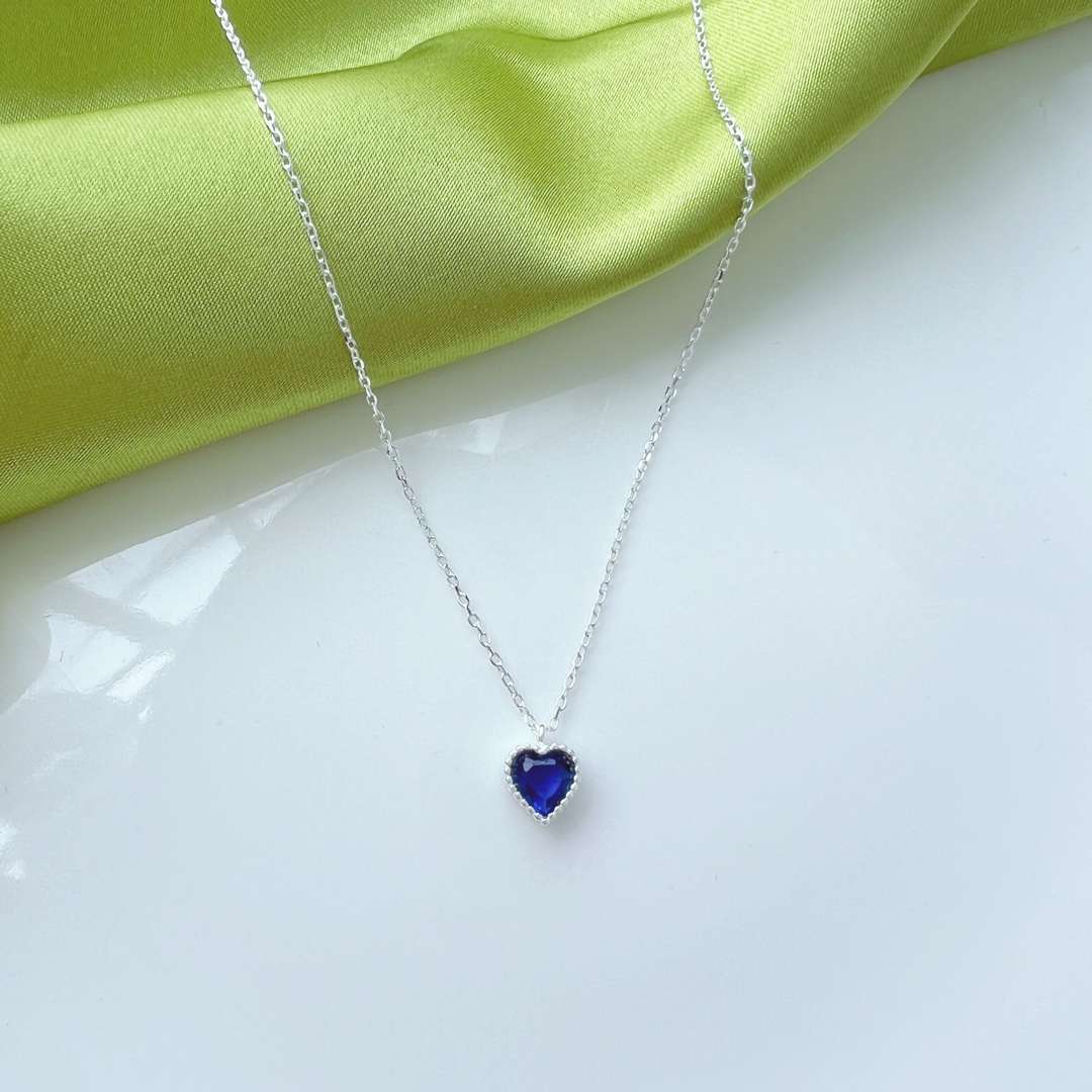[RAFFINE]Collar con forma de corazón adornado