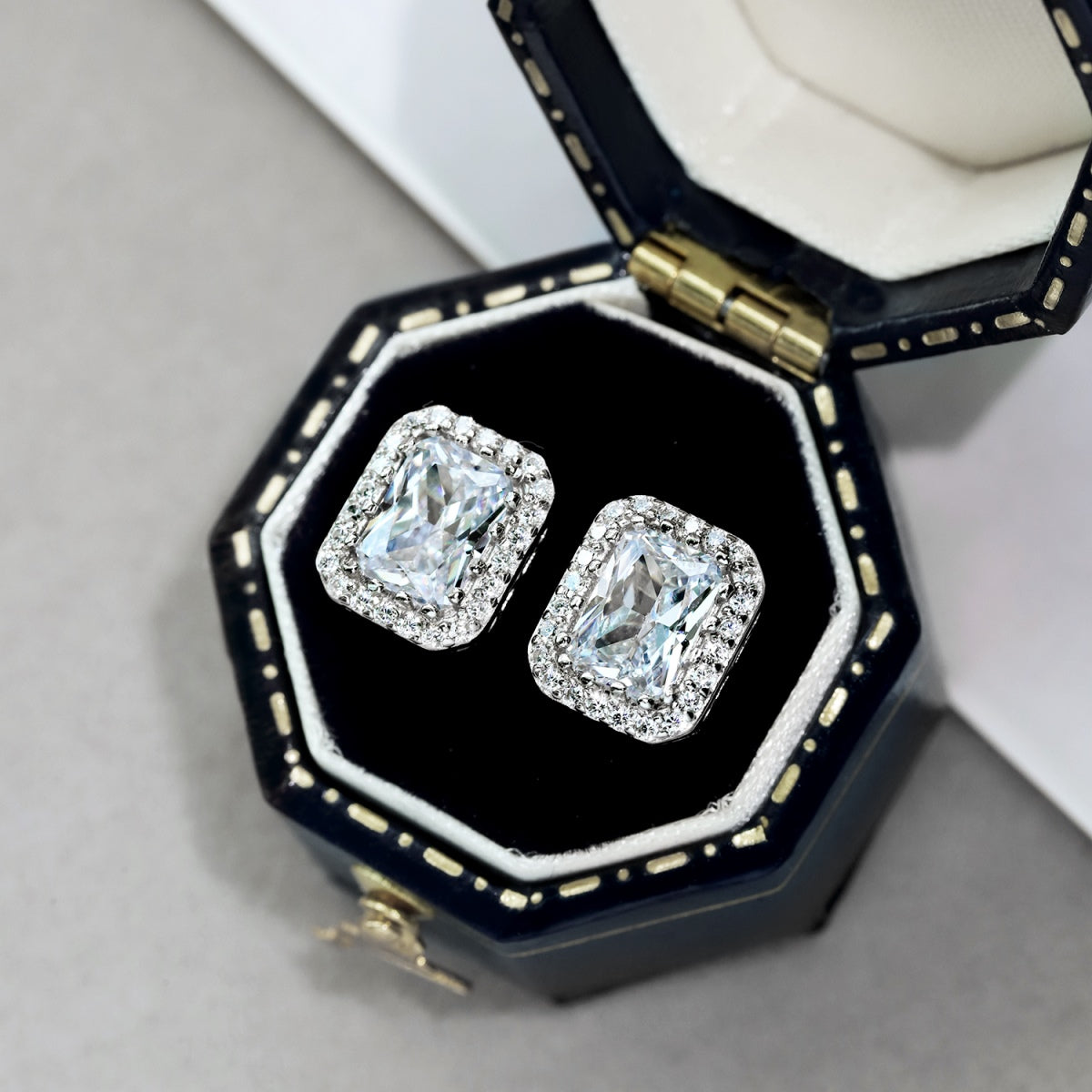 [RAFFINE]1.0 Carat Luxurious Dainty Emerald Cut Daily Earrings