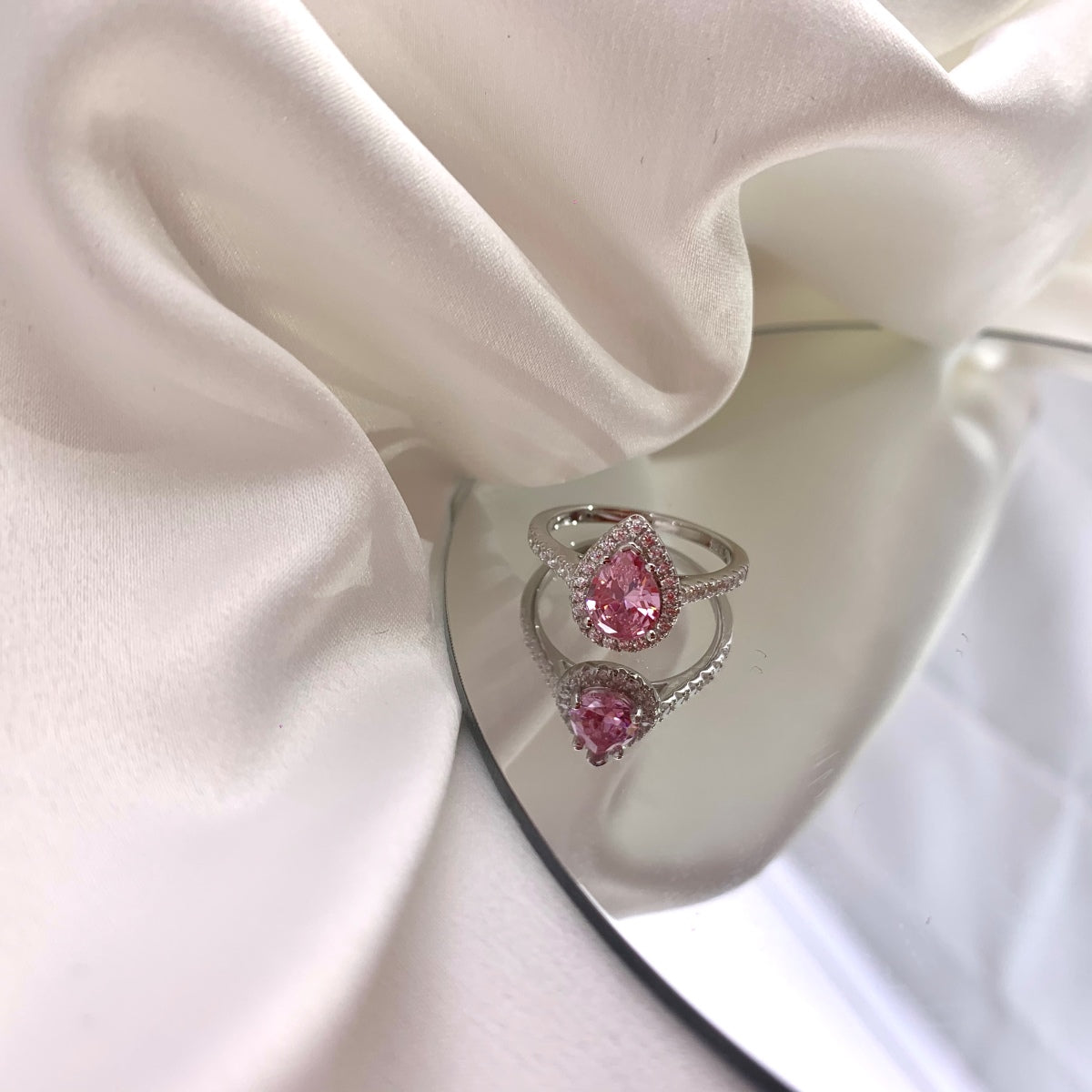 [RAFFINE]1.0 Carat Luxurious Resplendent Water Drop Shape Wedding Ring