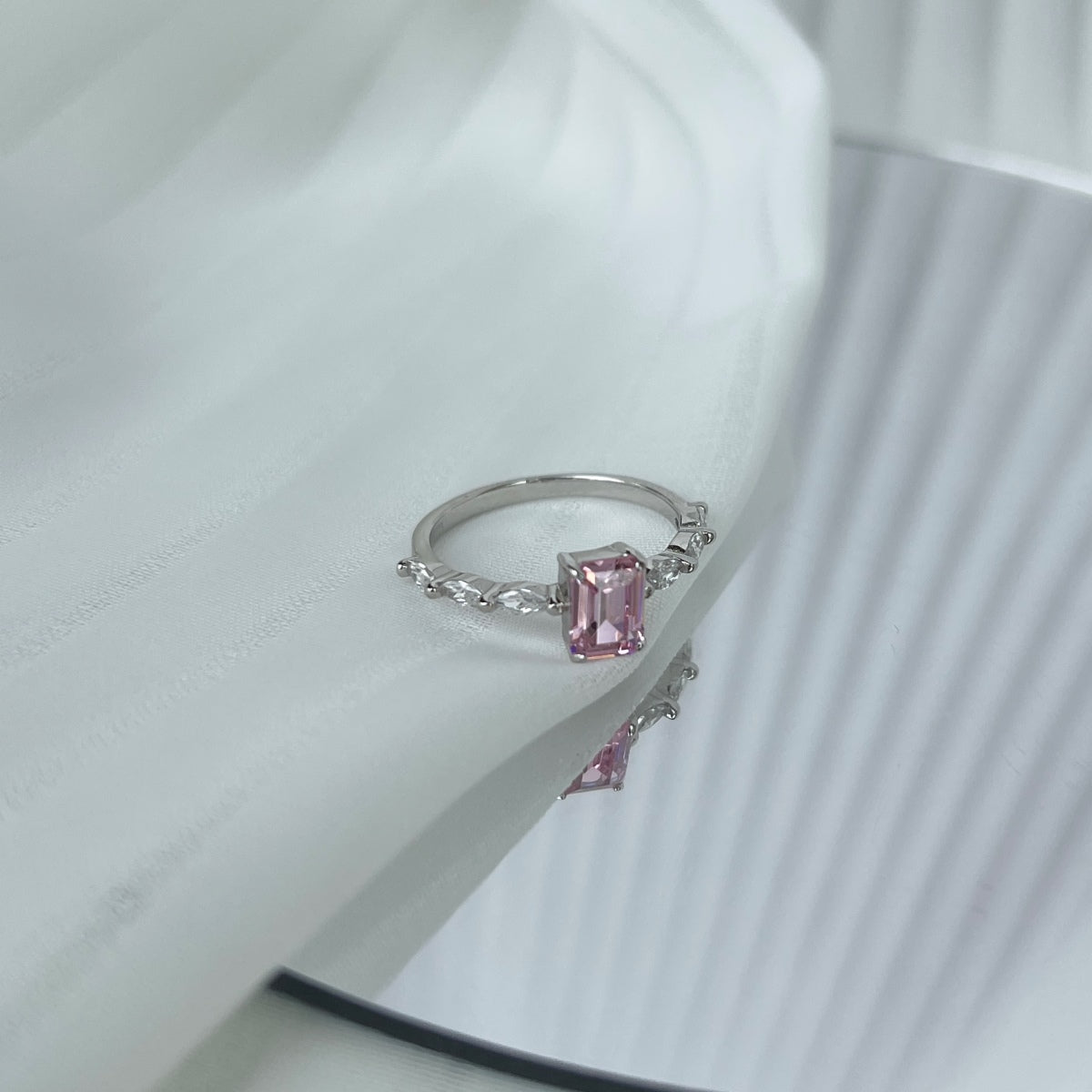 [RAFFINE]1.0 Carat Dainty Resplendent Radiant Cut Daily Ring
