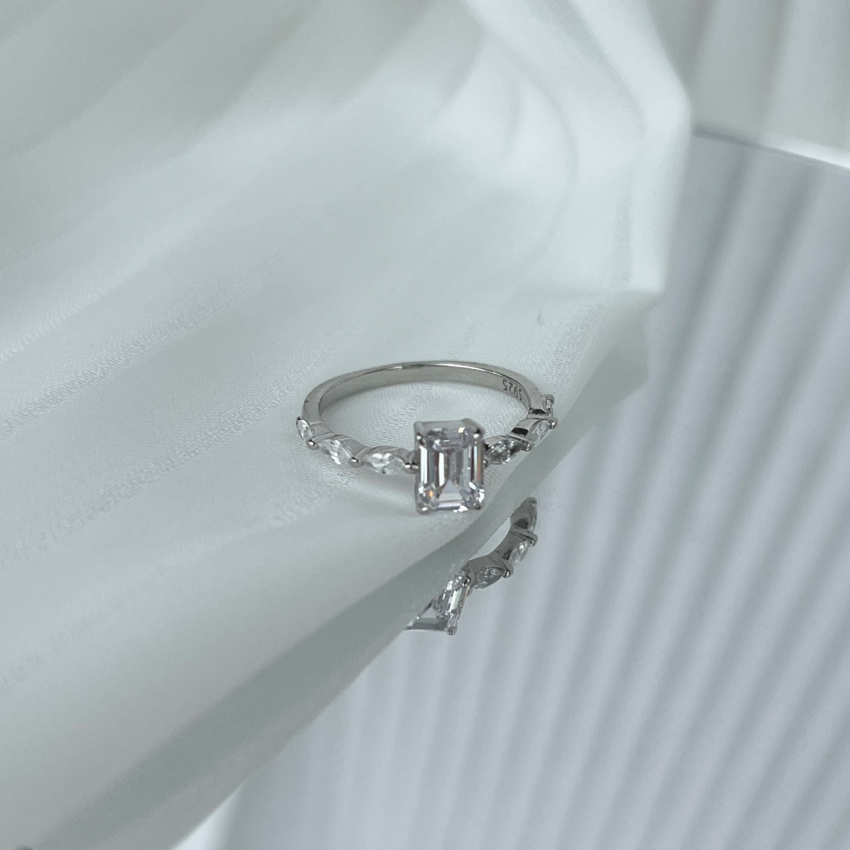 [RAFFINE]1.0 Carat Dainty Resplendent Radiant Cut Daily Ring