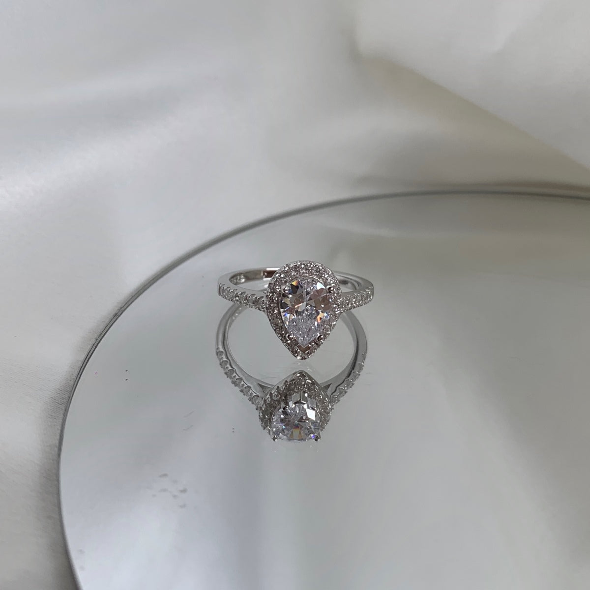 [RAFFINE]1.0 Carat Luxurious Resplendent Water Drop Shape Wedding Ring
