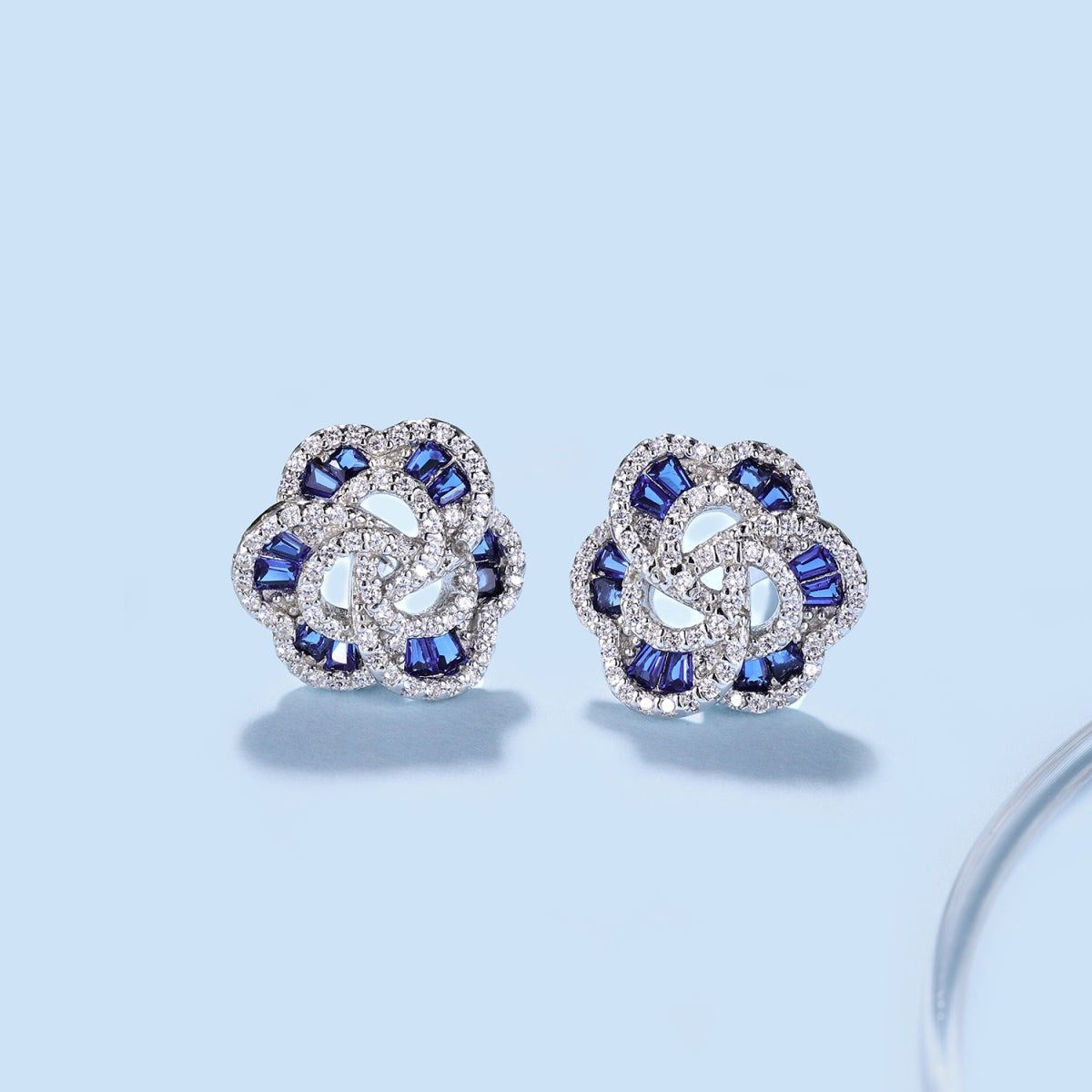 [RAFFINE] Exquisitos pendientes diarios con forma de flor