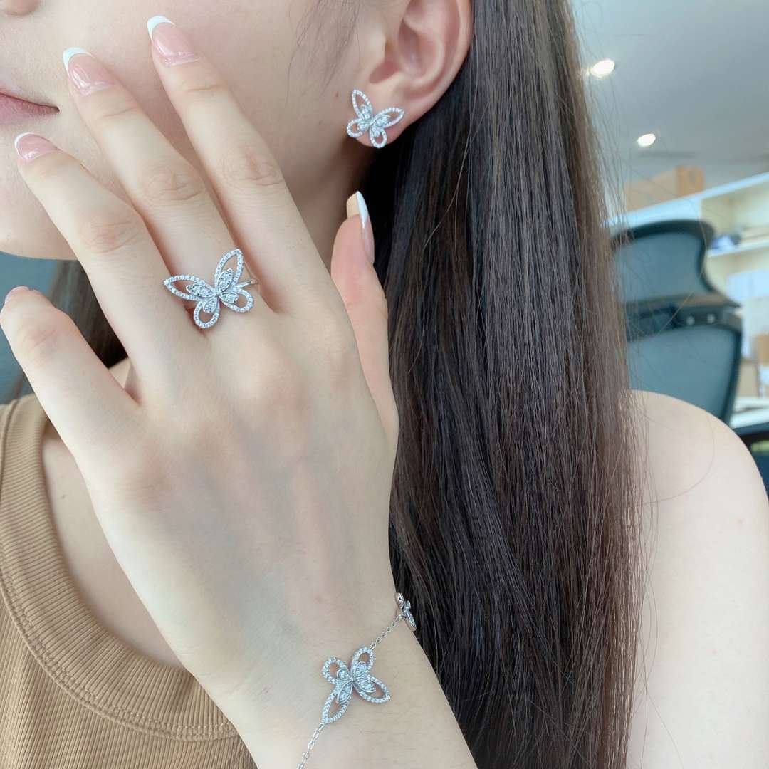 [RAFFINE]Delicate Butterfly Pendant Bracelet