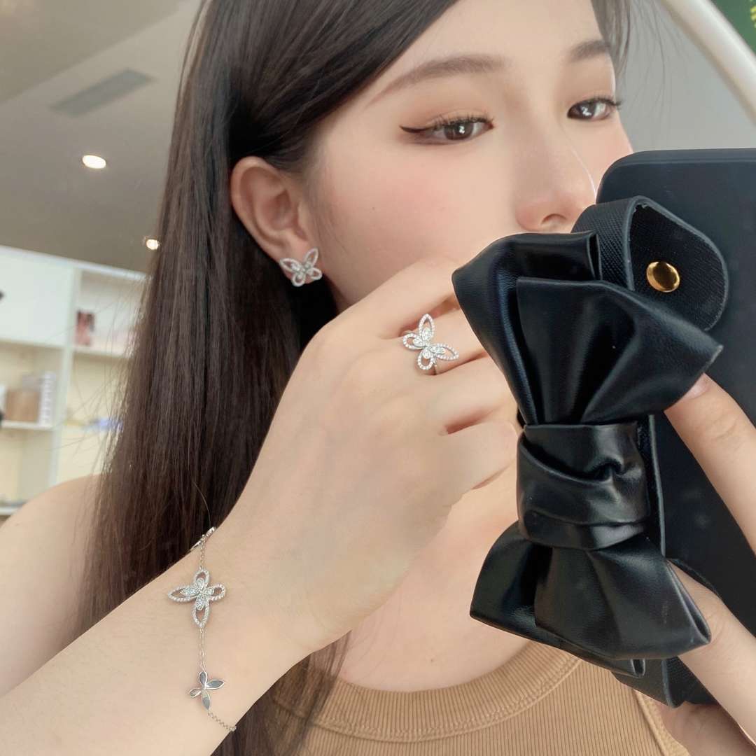 [RAFFINE]Delicate Butterfly Pendant Bracelet