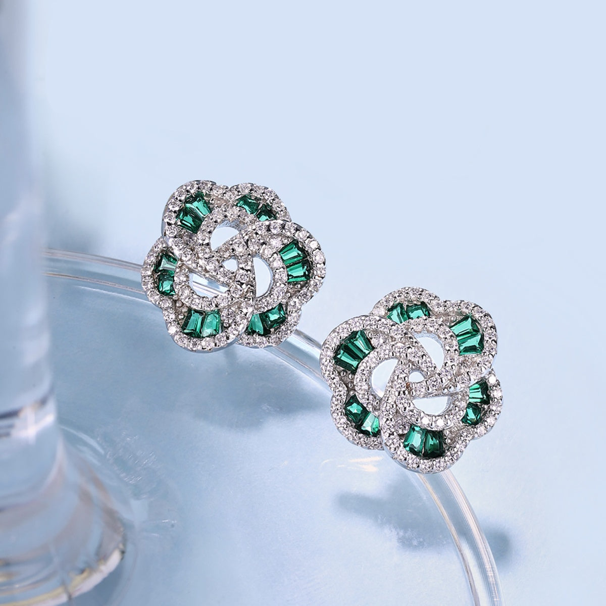 [RAFFINE] Exquisitos pendientes diarios con forma de flor