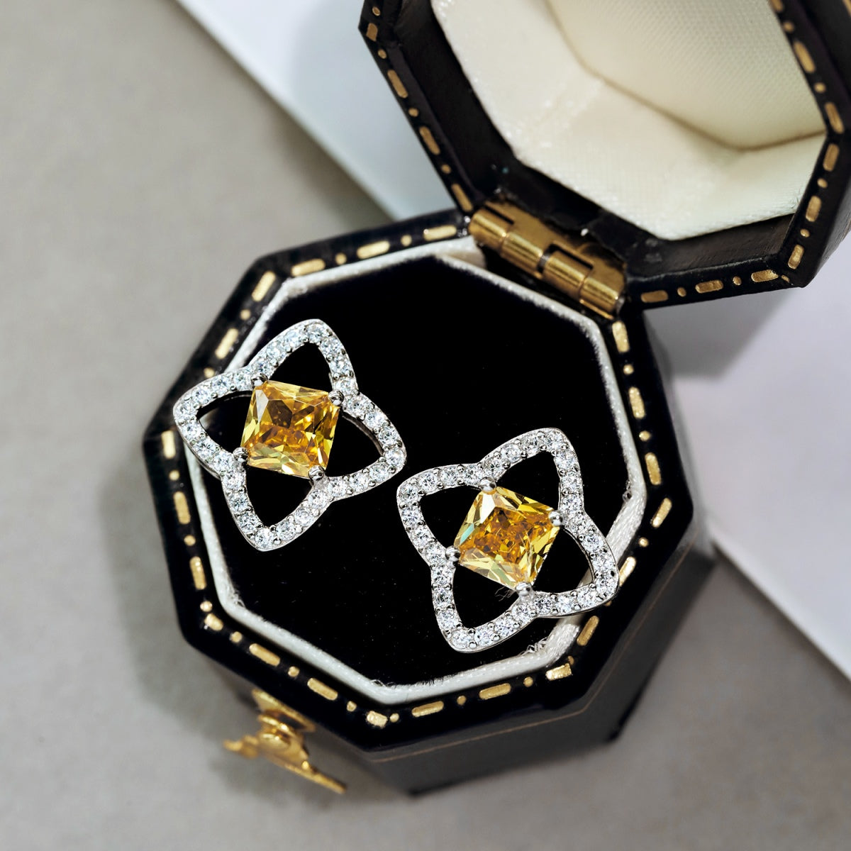 [RAFFINE] Elegantes pendientes de diario con corte princesa y forma de estrella