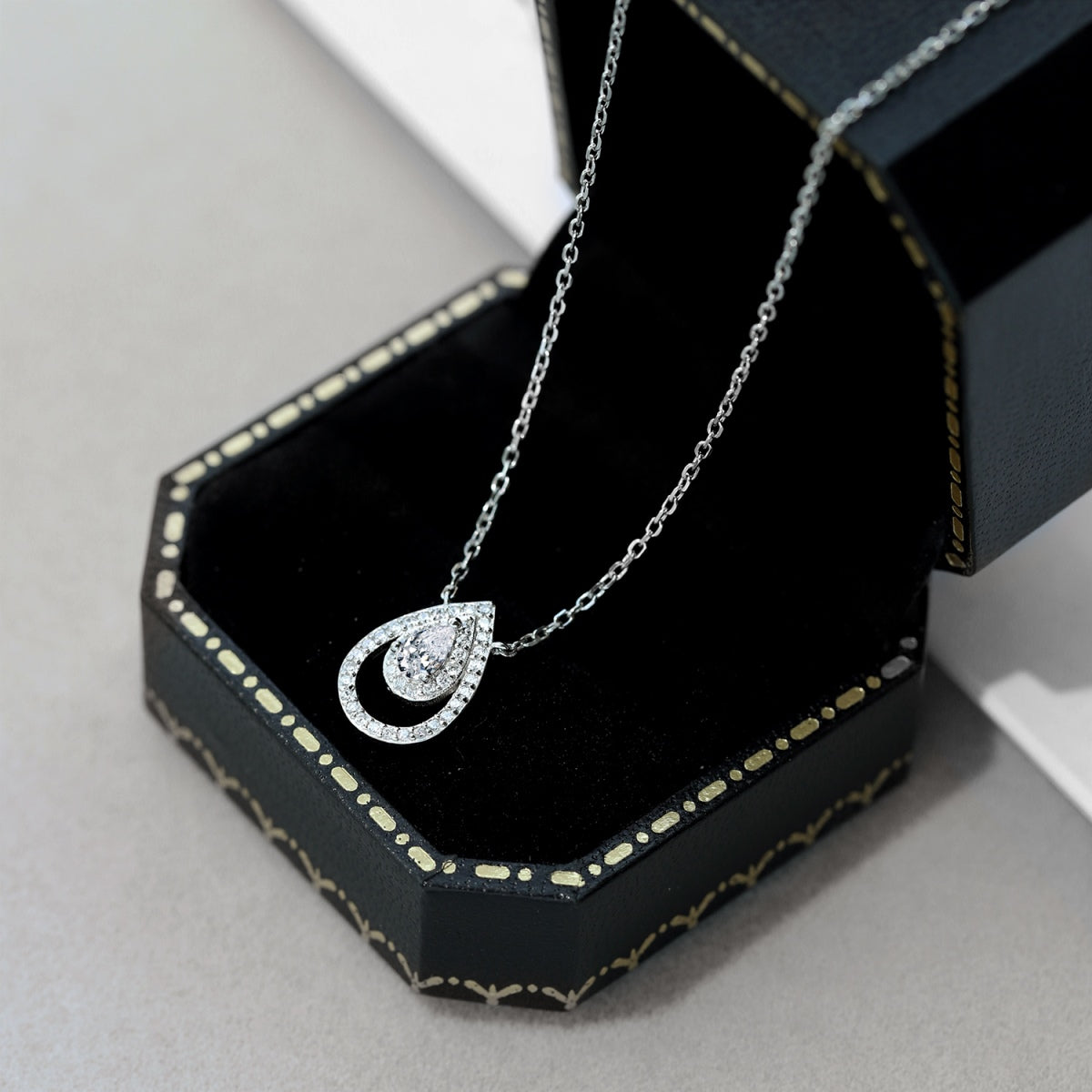[RAFFINE]Collar brillante con corte de pera