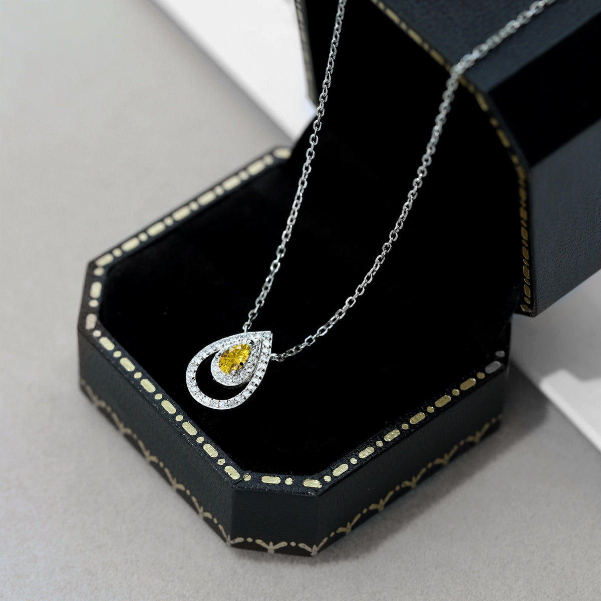 [RAFFINE]Collar brillante con corte de pera