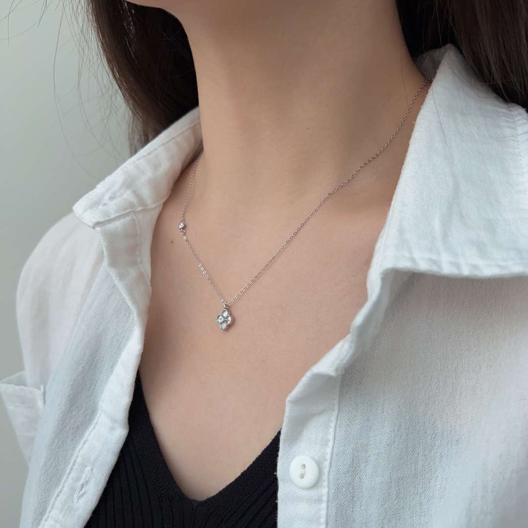 [RAFFINE]Collar delicado con forma de flor