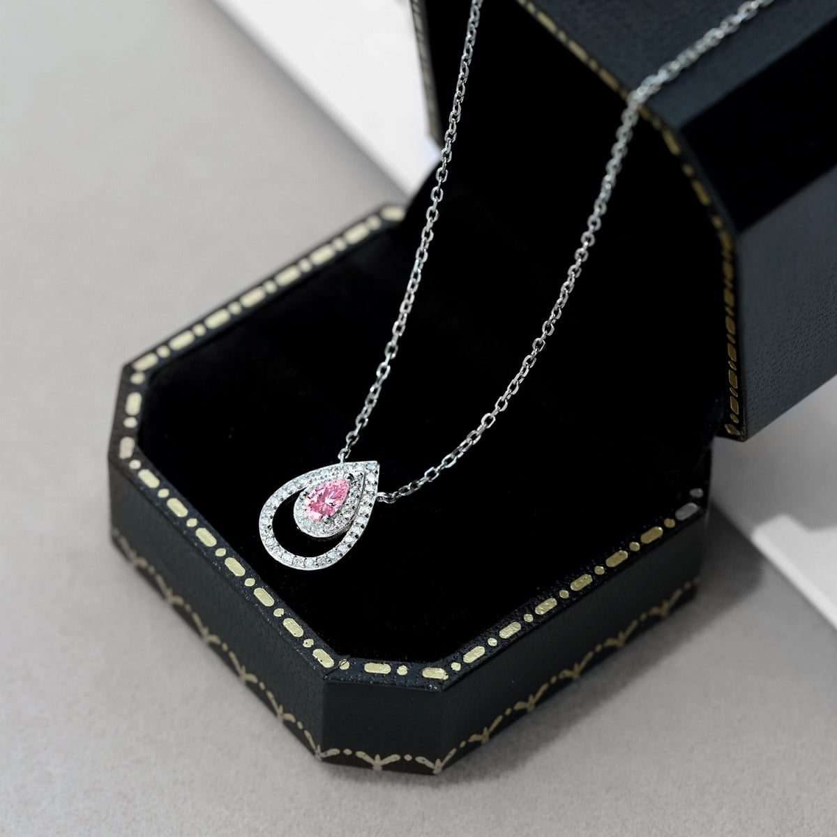 [RAFFINE]Collar brillante con corte de pera