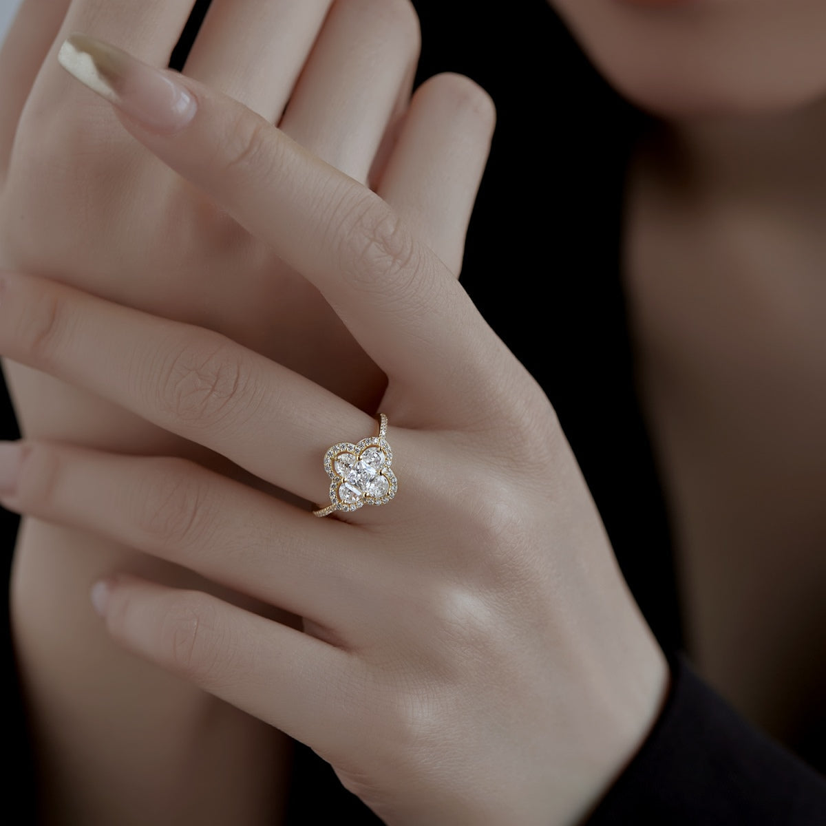 [RAFFINE]Luxurious Eternity Flower Shape Banquet Ring