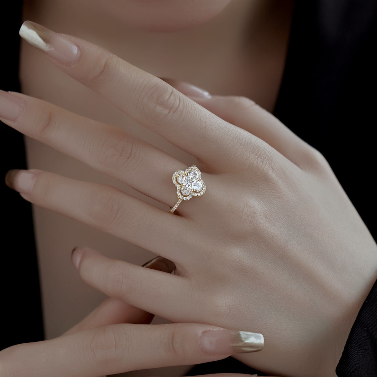 [RAFFINE]Luxurious Eternity Flower Shape Banquet Ring