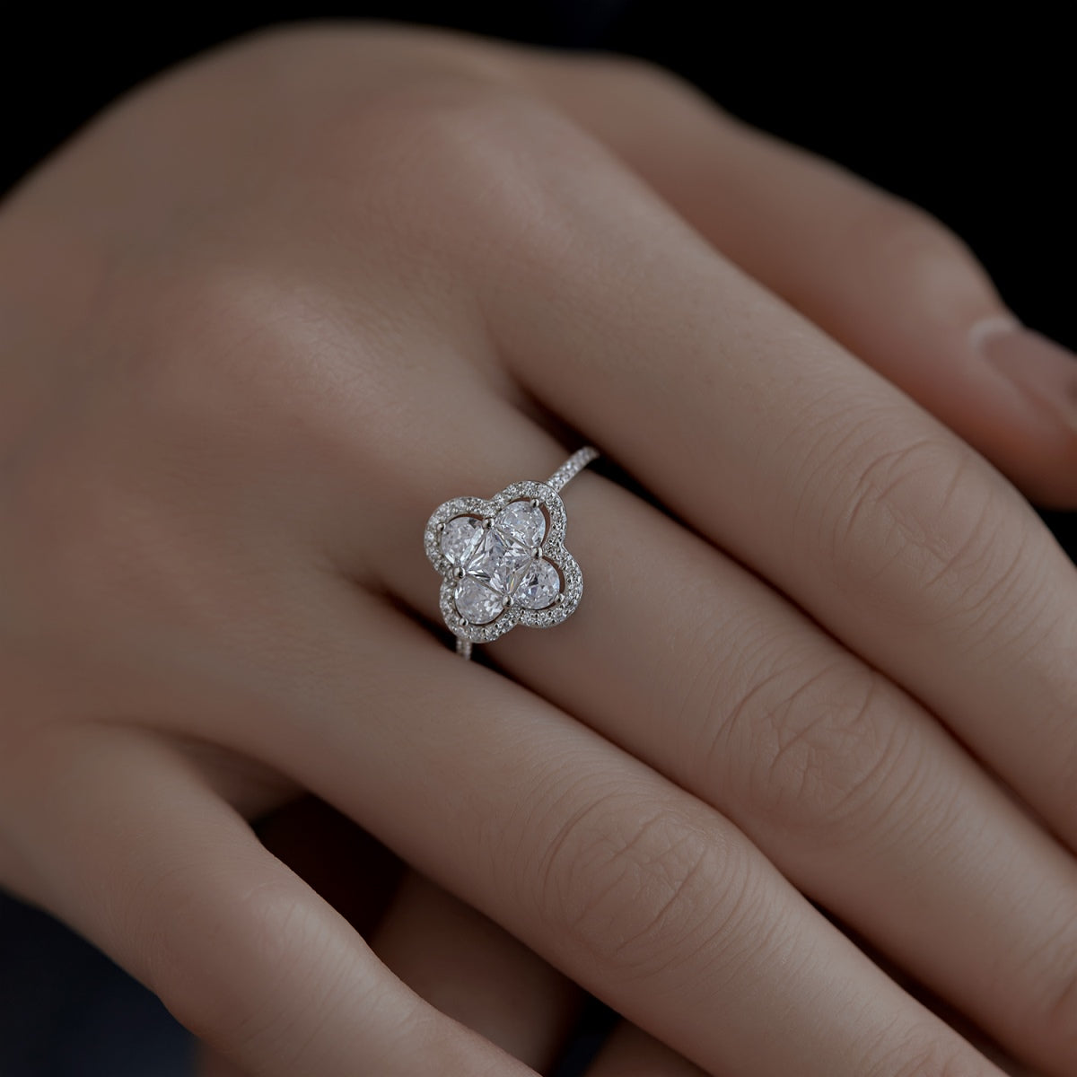 [RAFFINE]Luxurious Eternity Flower Shape Banquet Ring