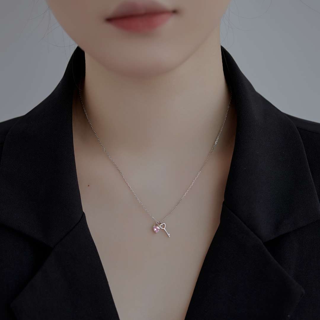 [RAFFINE]Collar único con colgante de llave en forma de corazón