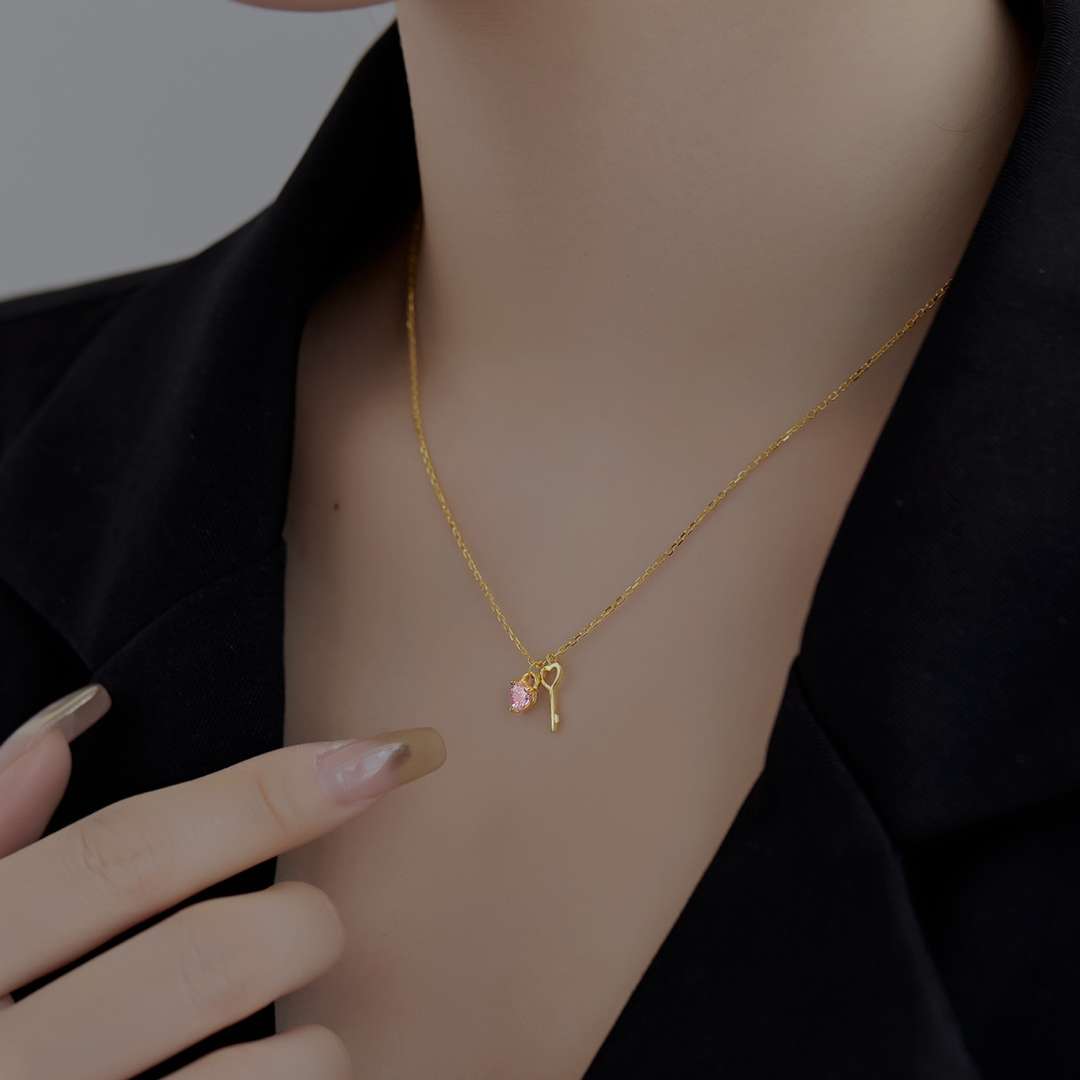 [RAFFINE]Collar único con colgante de llave en forma de corazón