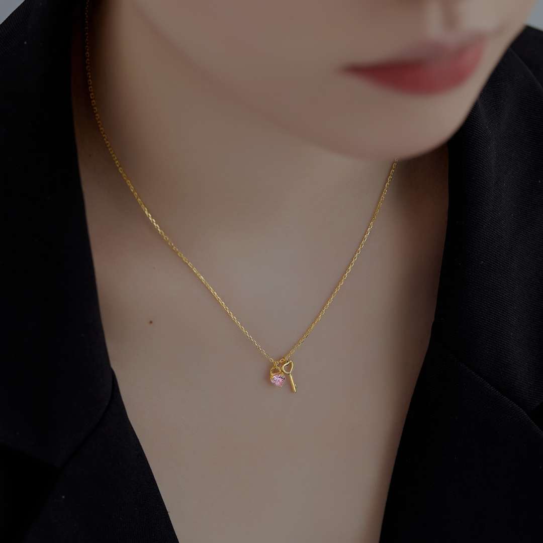 [RAFFINE]Collar único con colgante de llave en forma de corazón