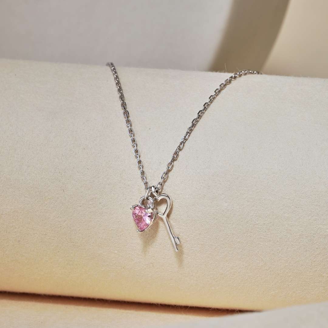 [RAFFINE]Collar único con colgante de llave en forma de corazón