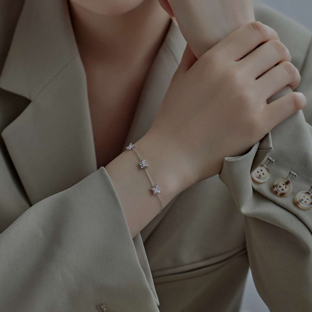 [RAFFINE]Radiant Butterfly Shape Necklace