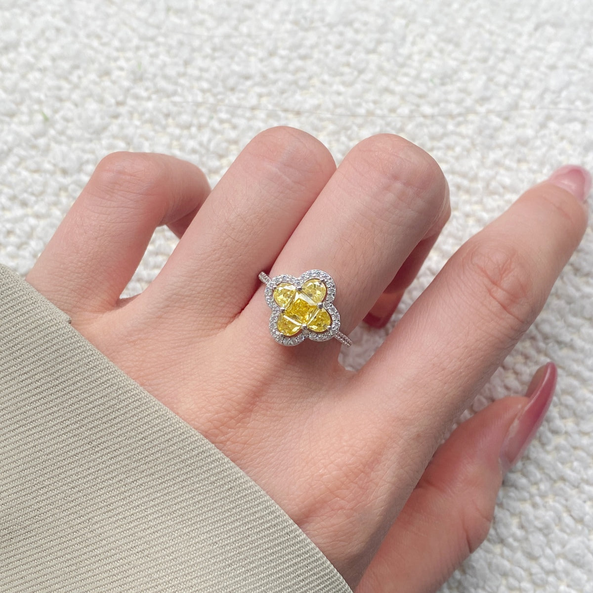 [RAFFINE]Luxurious Eternity Flower Shape Banquet Ring
