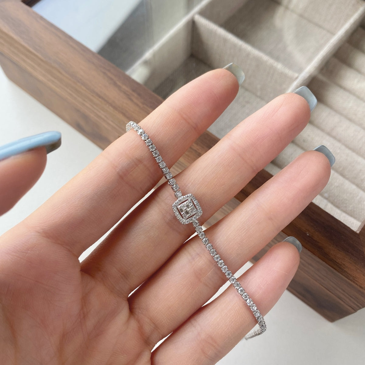 [RAFFINE]Pulsera de banquete de lujo con forma cuadrada deslumbrante