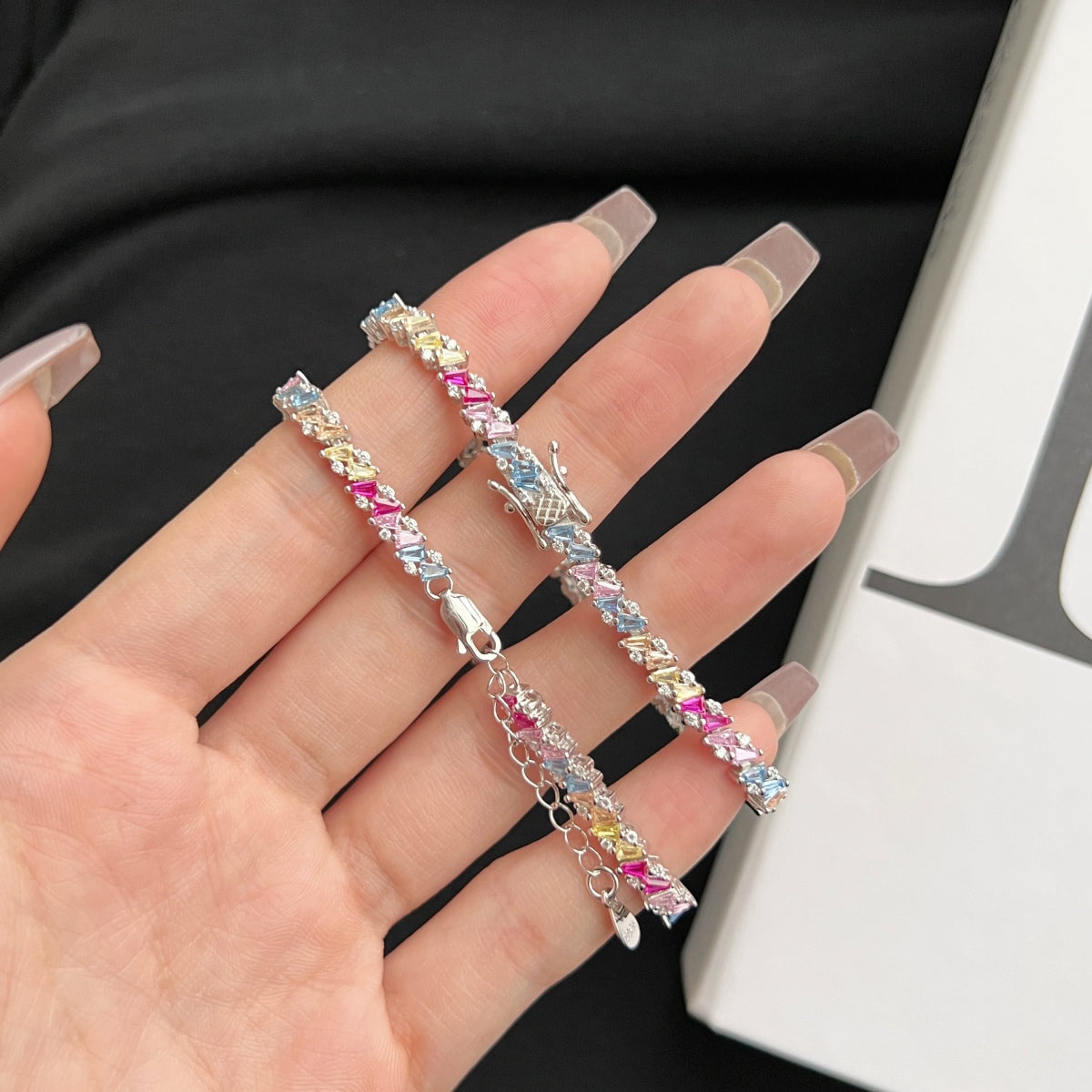 [RAFFINE]Pulsera de fiesta adornada con brillantes y cortes múltiples