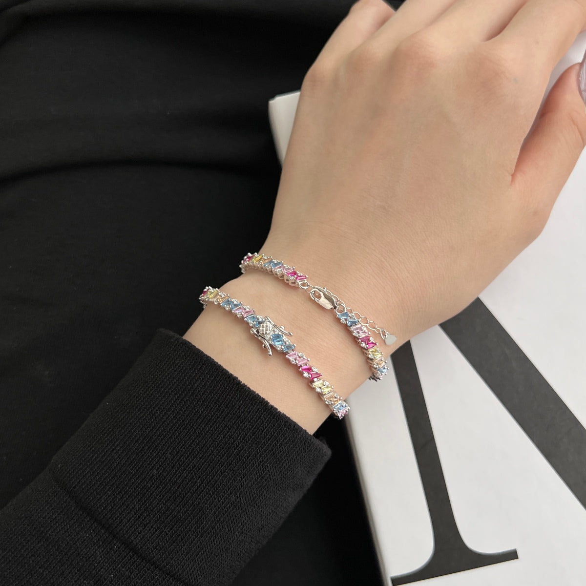 [RAFFINE]Pulsera de fiesta adornada con brillantes y cortes múltiples